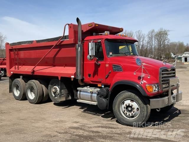 Mack CV713 Lastbiler med tip