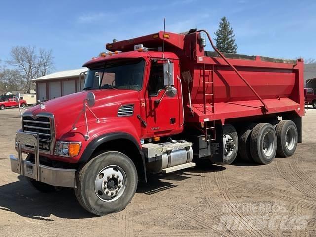 Mack CV713 Lastbiler med tip