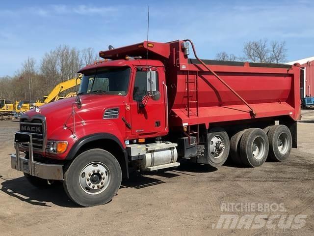Mack CV713 Lastbiler med tip