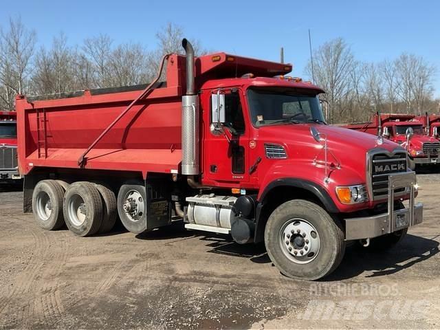 Mack CV713 Lastbiler med tip