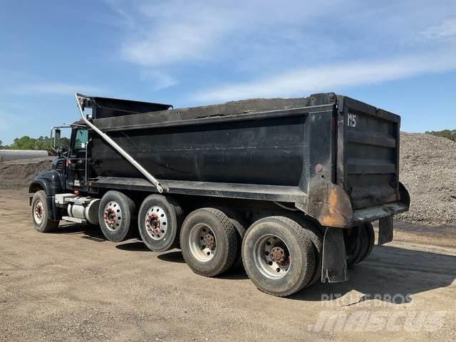 Mack CV713 Lastbiler med tip