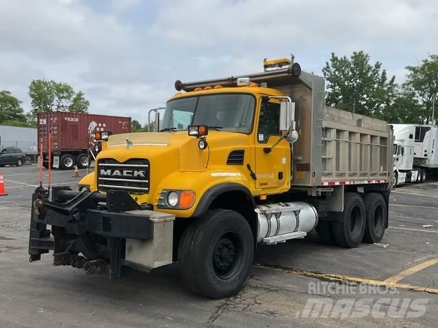 Mack CV713 Lastbiler med tip