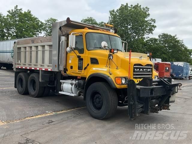 Mack CV713 Lastbiler med tip