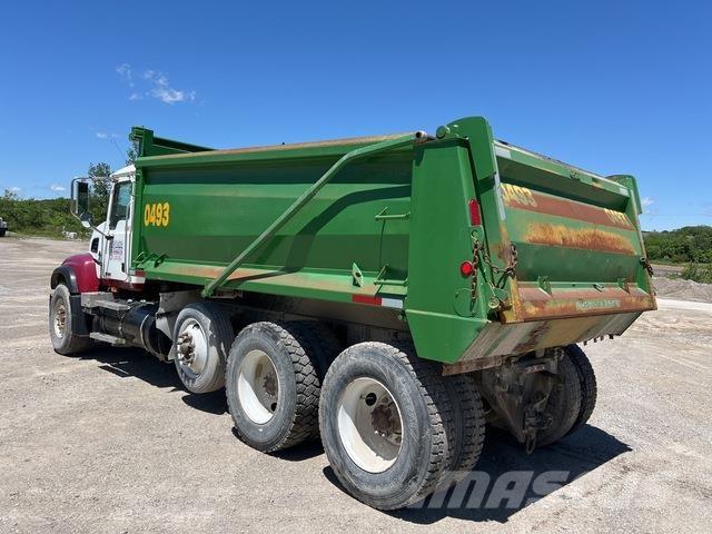 Mack CV713 Lastbiler med tip