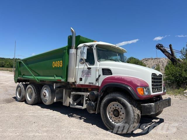 Mack CV713 Lastbiler med tip