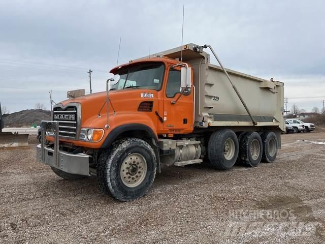 Mack CV713 Lastbiler med tip