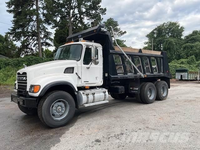 Mack CV713 Lastbiler med tip