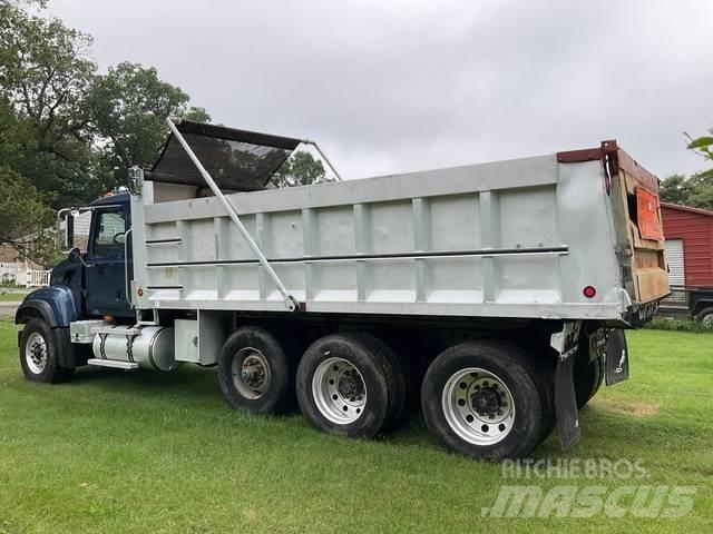 Mack CV713 Lastbiler med tip