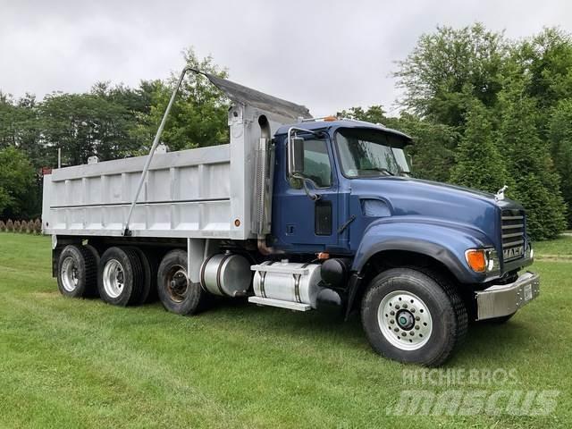 Mack CV713 Lastbiler med tip