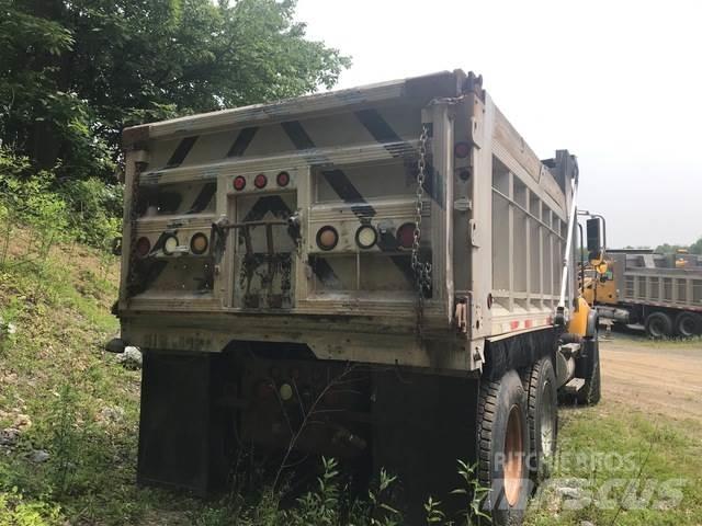 Mack CV713 Lastbiler med tip