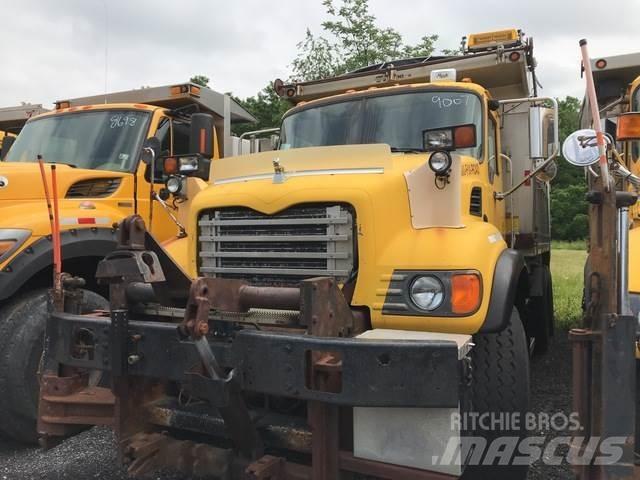 Mack CV713 Lastbiler med tip