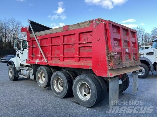 Mack CV713 Lastbiler med tip