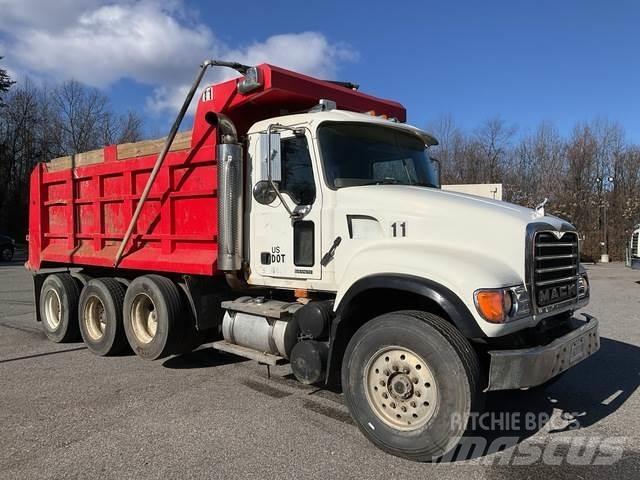 Mack CV713 Lastbiler med tip