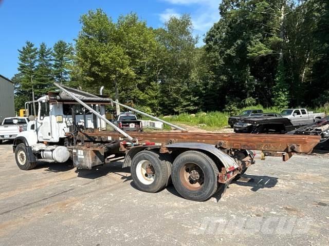 Mack CV713 Skip loader
