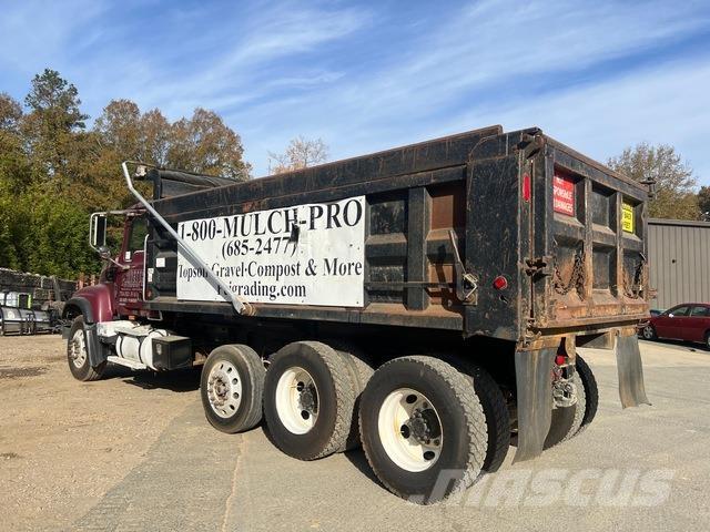 Mack CV713 Lastbiler med tip