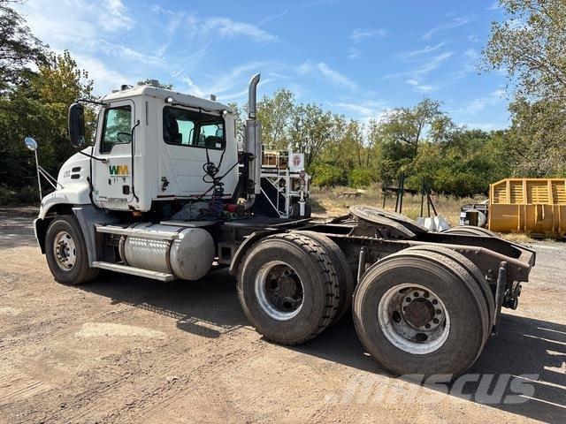 Mack CXN613 Trækkere