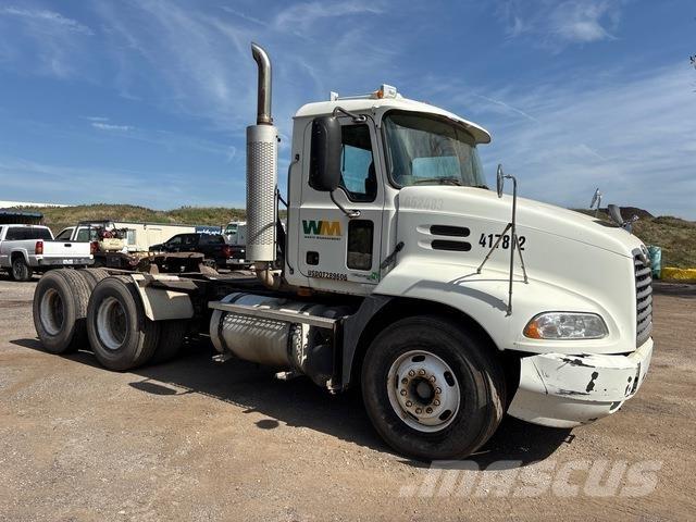 Mack CXN613 Trækkere
