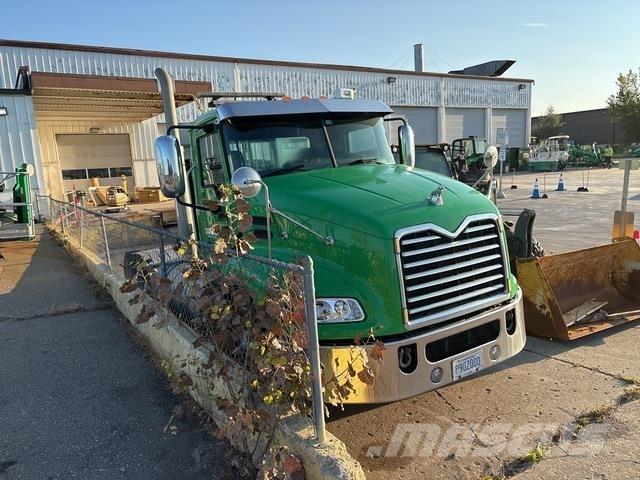 Mack CXU613 Trækkere