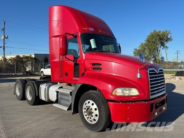 Mack CXU613 Trækkere