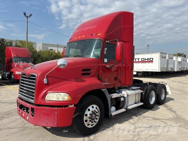 Mack CXU613 Trækkere