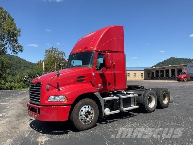 Mack CXU613 Trækkere