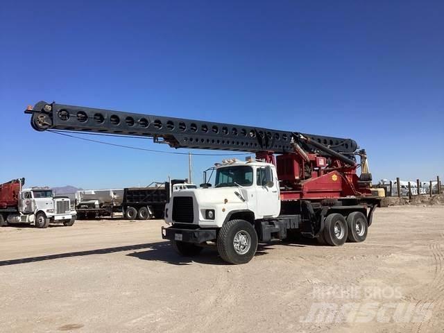 Mack DM690S Lastbilmonterede borerigge