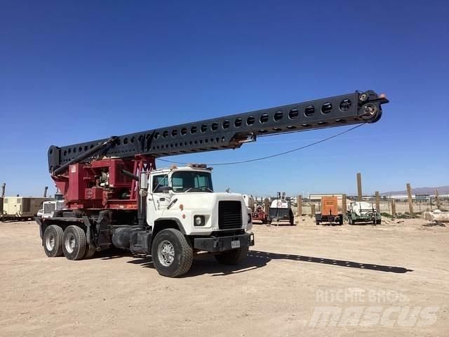 Mack DM690S Lastbilmonterede borerigge