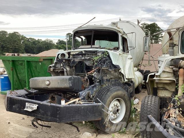 Mack DM690S Andre lastbiler