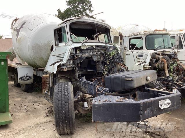 Mack DM690S Andre lastbiler