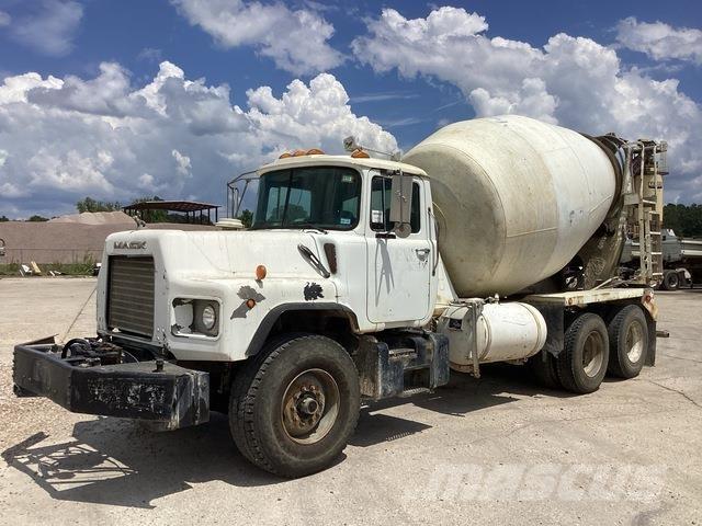 Mack DM690S Andre lastbiler