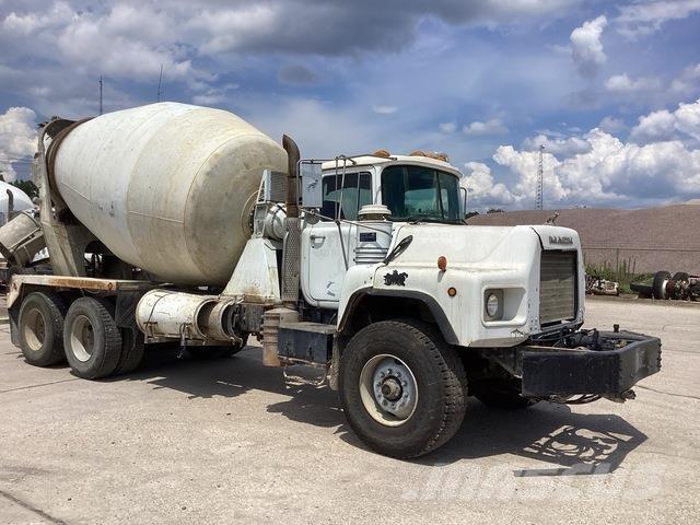 Mack DM690S Andre lastbiler