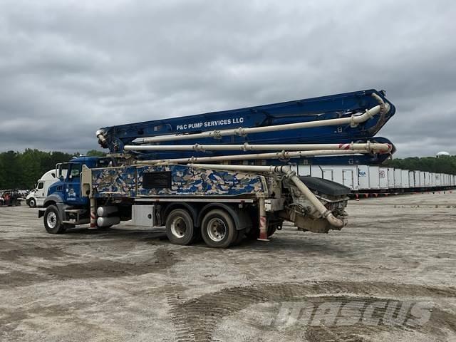 Mack GR64B Betonpumper