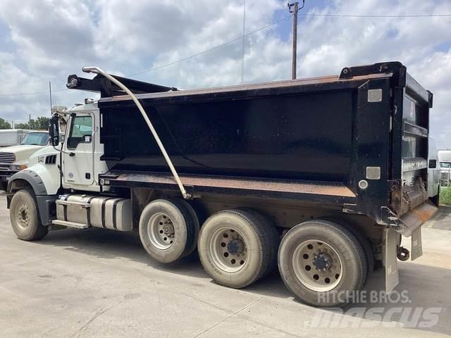 Mack GR64F Lastbiler med tip