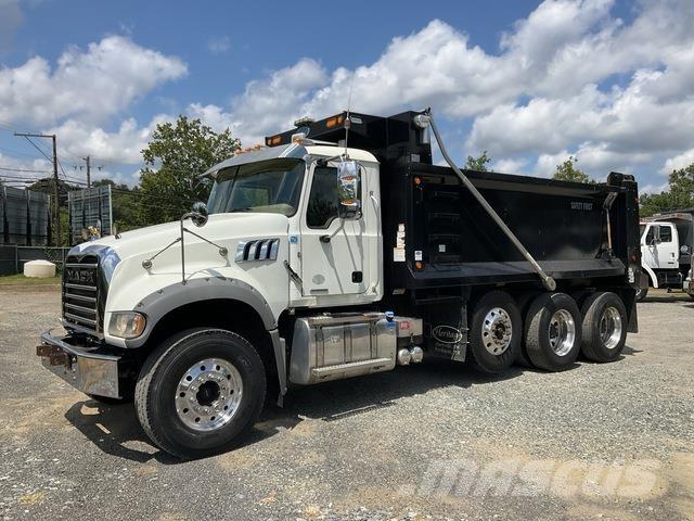 Mack GR64F Lastbiler med tip