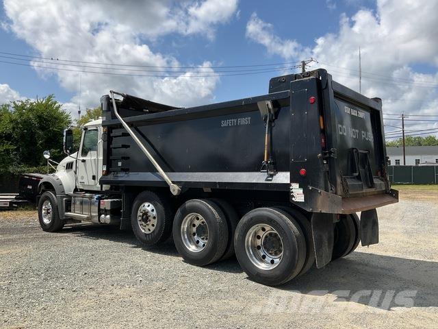 Mack GR64F Lastbiler med tip