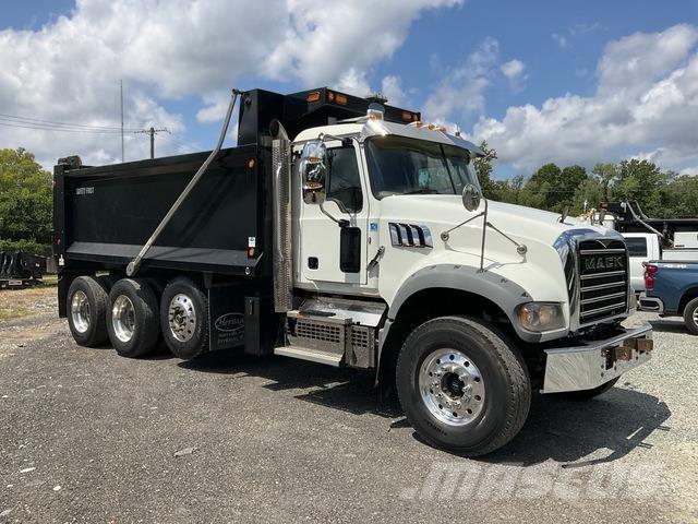 Mack GR64F Lastbiler med tip