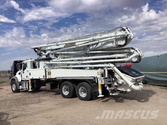 Mack GR64F Betonpumper