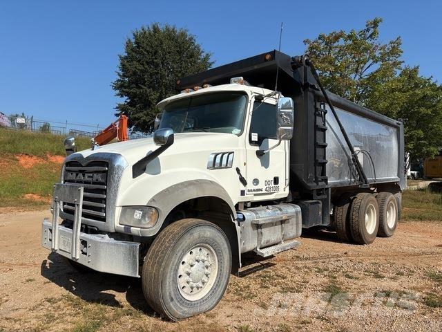 Mack GU713 Lastbiler med tip