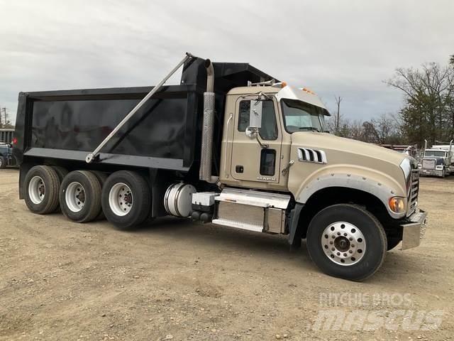 Mack GU713 Lastbiler med tip