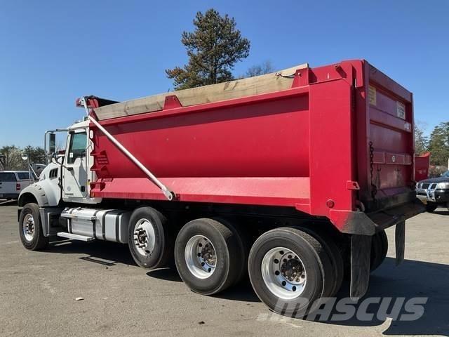 Mack GU713 Lastbiler med tip