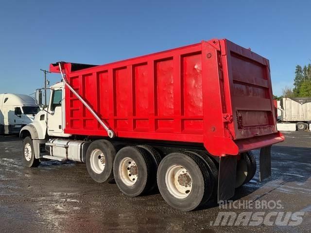 Mack GU713 Lastbiler med tip