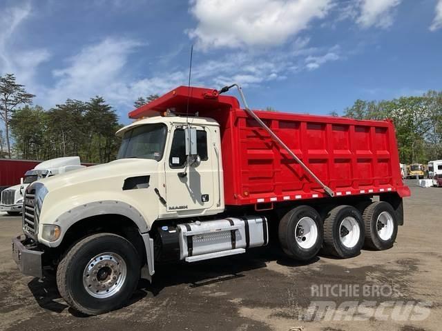 Mack GU713 Lastbiler med tip