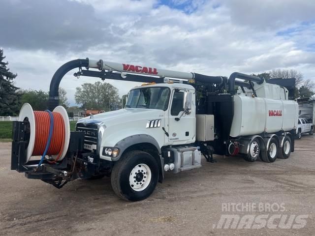 Mack GU713 Gravemaskiner på larvebånd