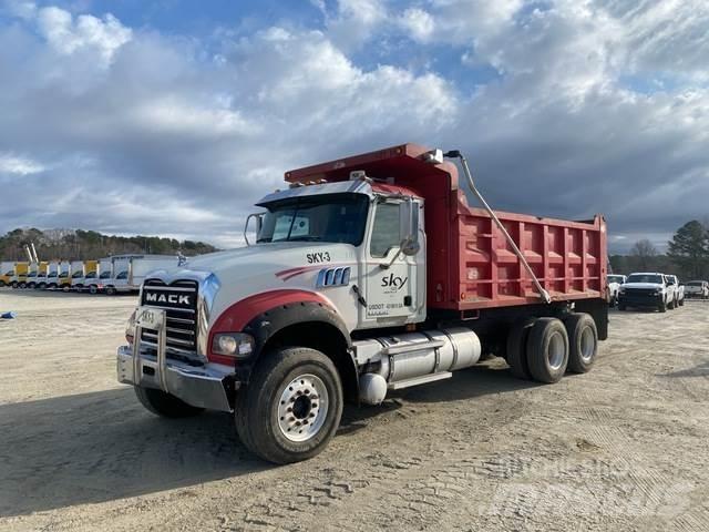 Mack GU713 Lastbiler med tip