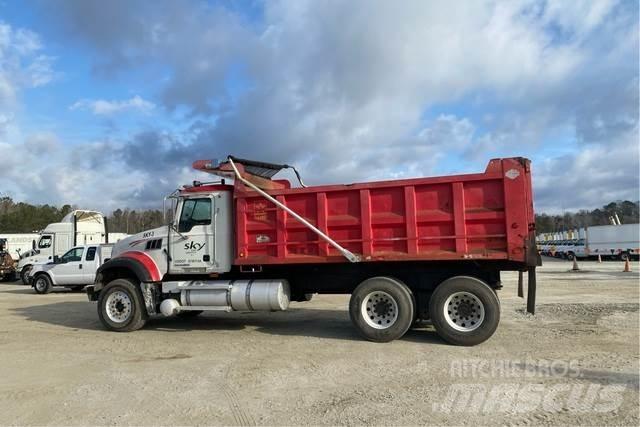 Mack GU713 Lastbiler med tip