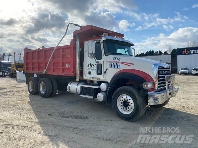 Mack GU713 Lastbiler med tip