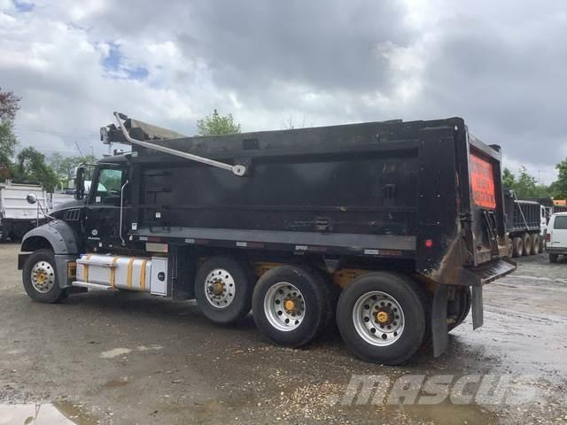 Mack GU713 Lastbiler med tip