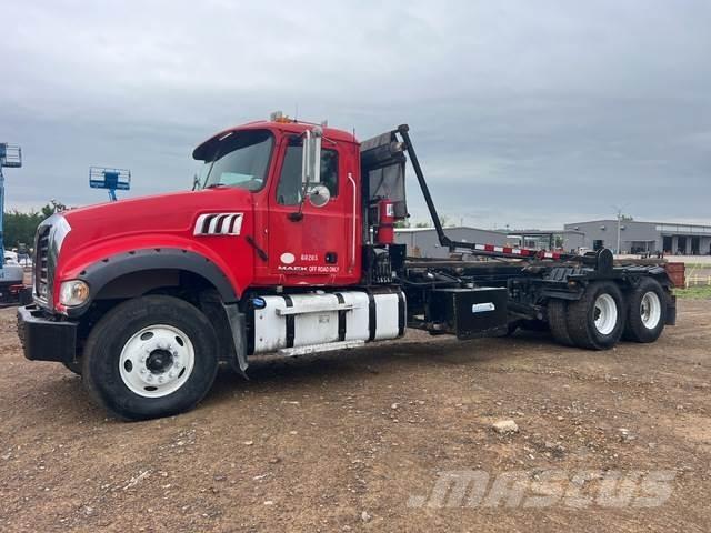 Mack GU713 Skip loader