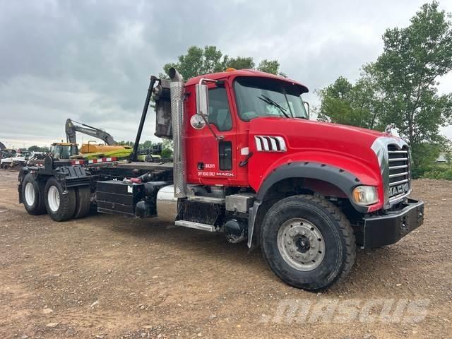 Mack GU713 Skip loader
