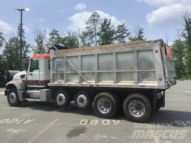 Mack GU713 Lastbiler med tip
